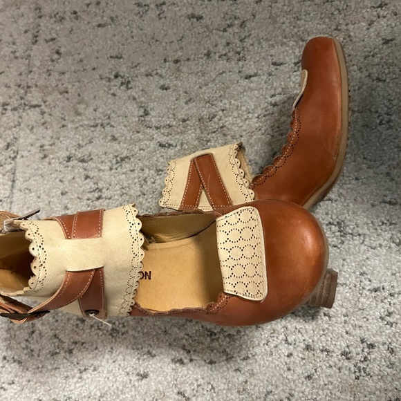 Gold Button 8.5 leather ankle booties w/floral detail excellent used condition - Picture 7 of 15